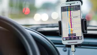 Estás colocando mal el teléfono móvil, la DGT te multará si usas este soporte en tu coche