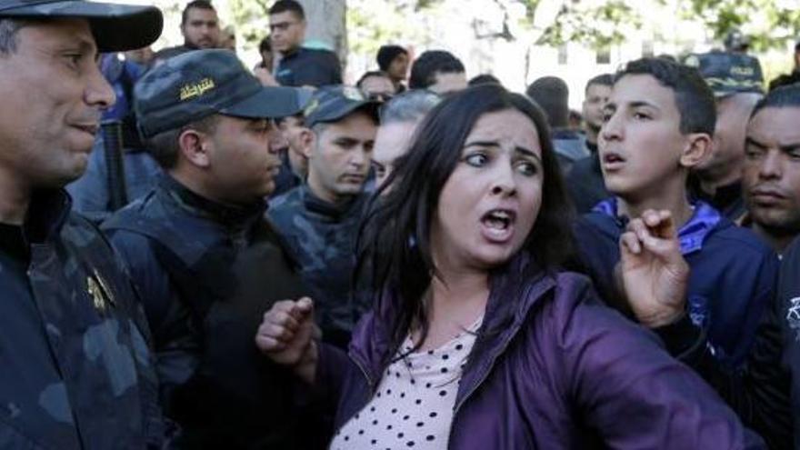 Una dona crida eslògans en la manifestació de commemoració de la Revolució dels Gessamins