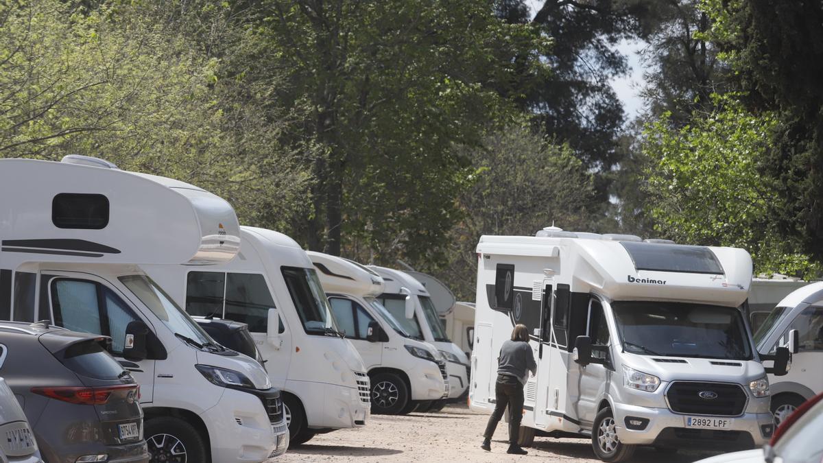 Una área de estacionamiento de autocaravanas