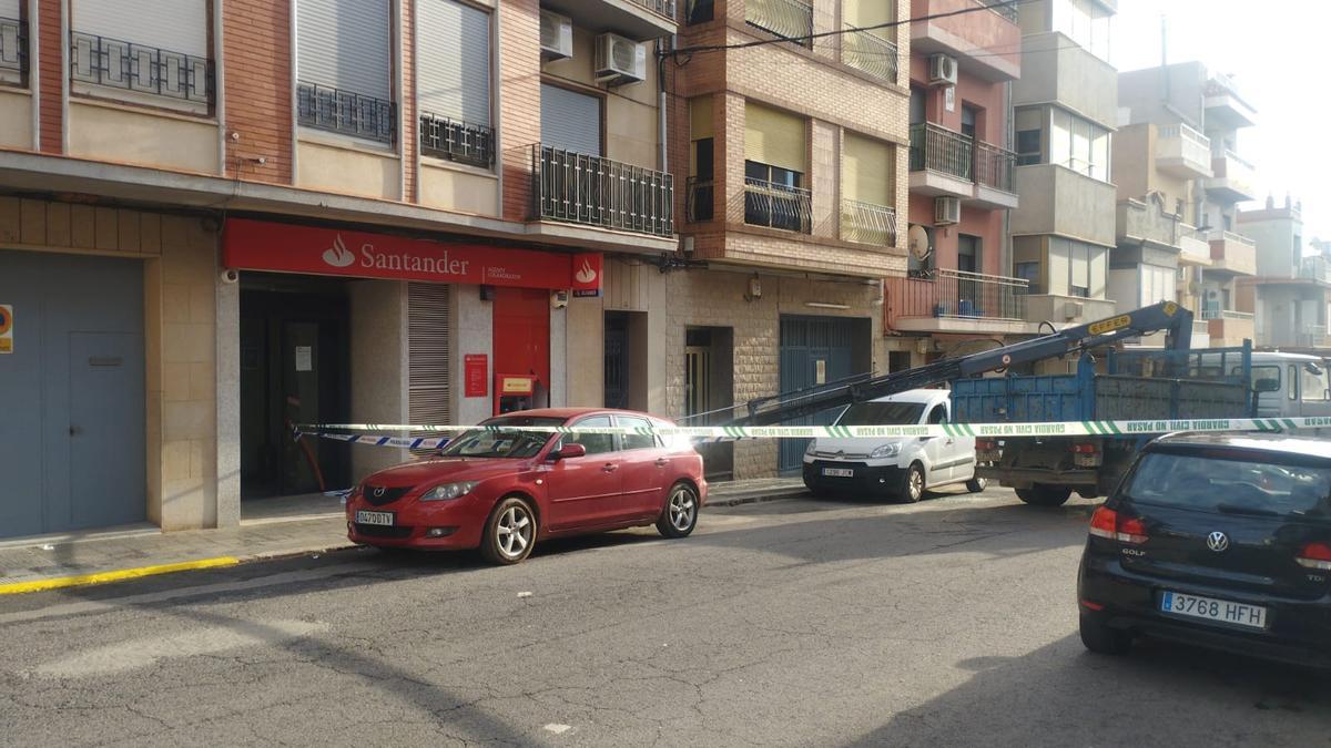 El camión robado junto al cajero automático del banco Santander donde se ha producido el asalto.