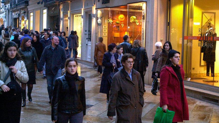 Viandantes en calle Real.