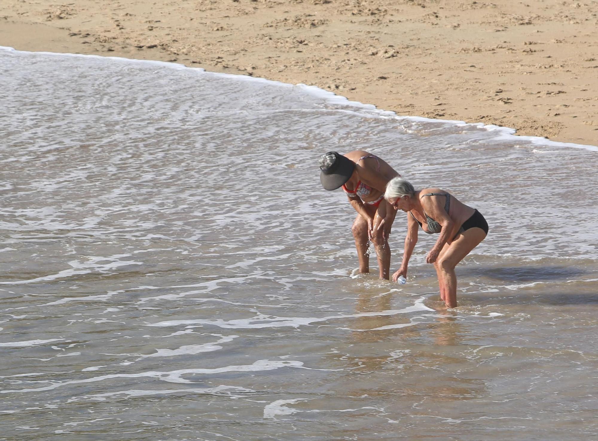 Primeros baños en las playas de A Coruña, donde el termómetro llega casi a los 20 grados