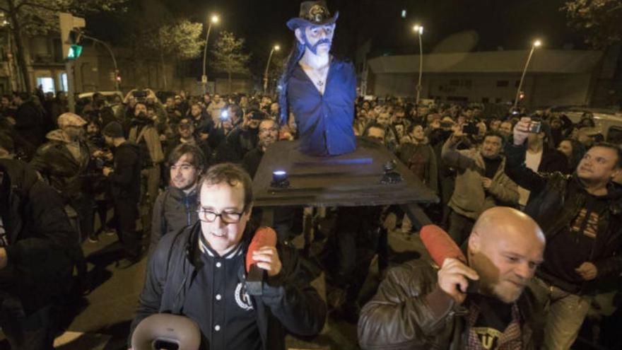 La procesión por Lemmy, el patriarca del rock, toma Barcelona