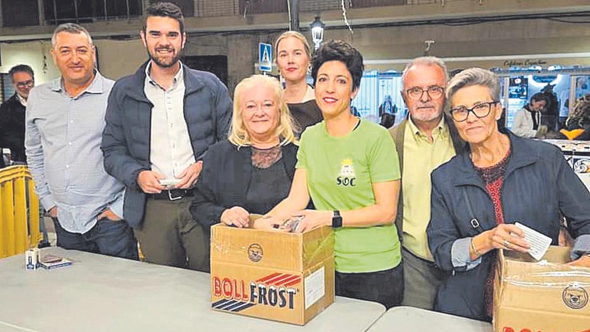 La alcaldesa, en el reparto del tradicional ‘Tarró de Gat’, que se hace en la plaza Mayor.