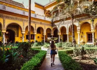 El palacio sevillano de la familia de Eugenia Martínez de Irujo esconde un doble tesoro: patios llenos de buganvillas y la habitación donde nació Antonio Machado