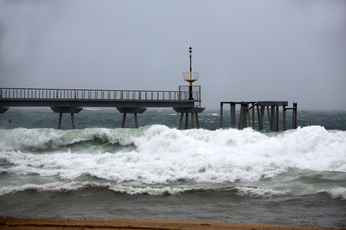 Un día de lluvia y viento sobre el Pont del Petroli, en febrero de 2023.