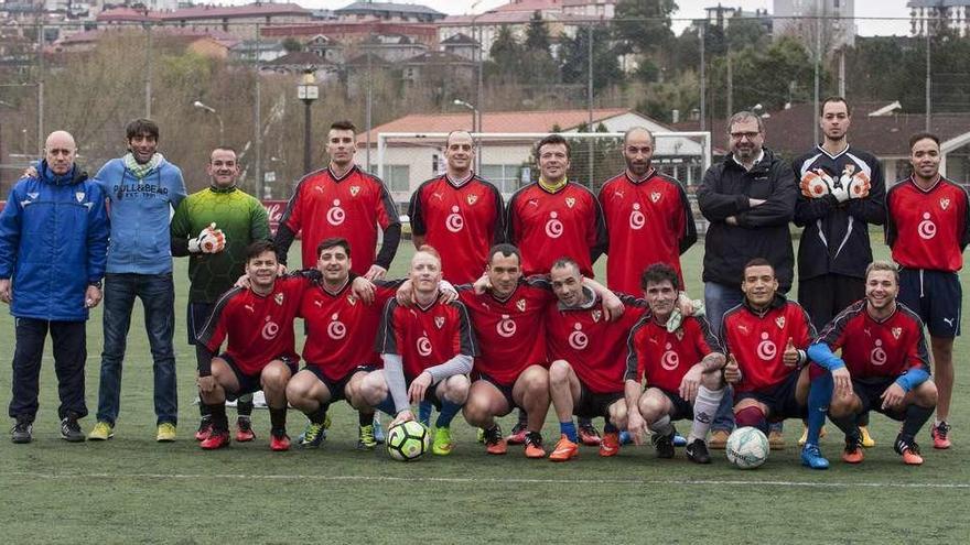 La selección del centro penitenciario de Pereiro de Aguiar, ayer en Oira, con su entrenador (izq.) y un funcionario. // Brais Lorenzo