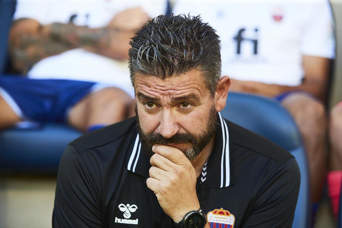 Fernando Estévez observa a sus jugadores antes del comienzo del partido en La Cerámica.