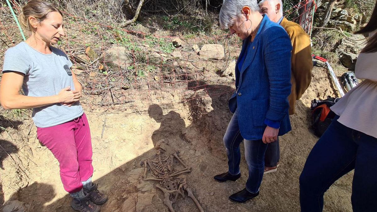 La consellera Ciuró visitant la fossa oberta a Canturri amb restes de soldats republicans | ACN
