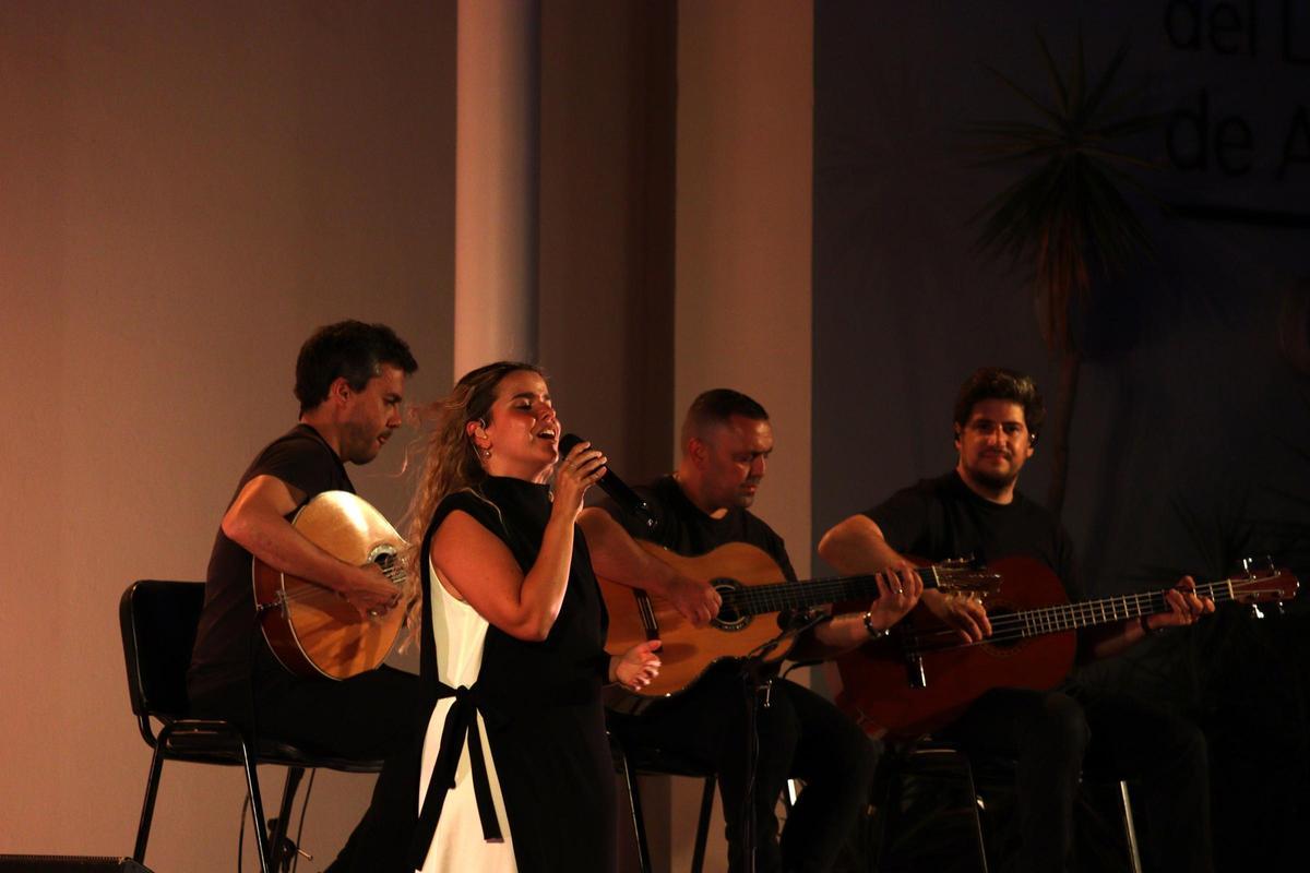 Teresinha Landeiro durante ssu actuación en la terraza del López de Ayala.
