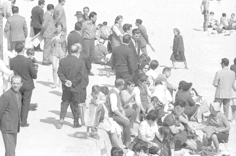 La playa del Postiguet llena de gente en la Semana Santa de 1967