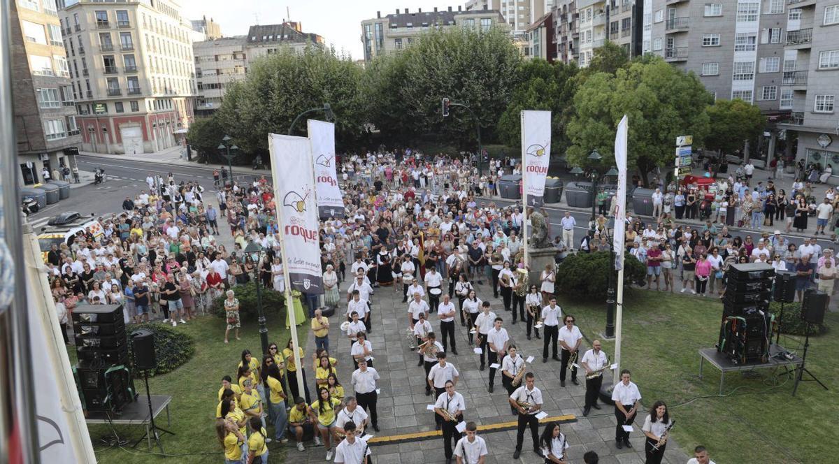 Centenares de vilagarcianos y visitantes fueron fieles a la tradicional lectura del pregón. | NOÉ PARGA