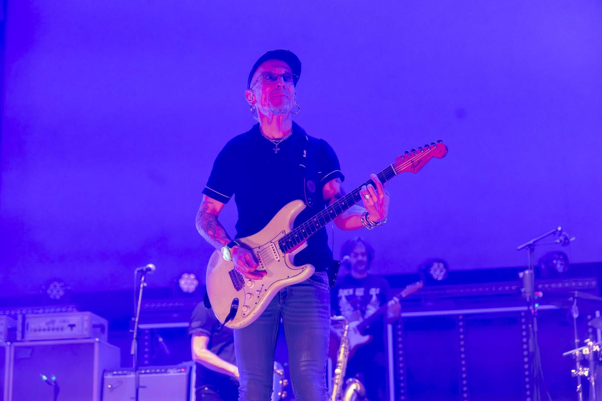 El Multiusos Fontes do Sar a los pies de Fito y sus fitipaldis