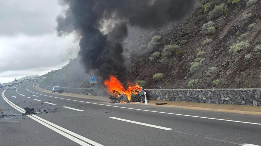 Varias personas quedan atrapadas tras una colisión frontal muy grave en Guía de Isora