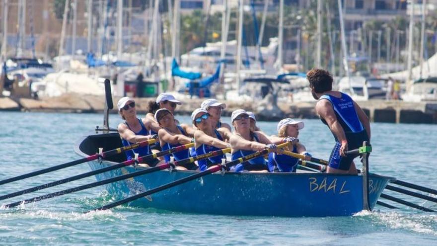 Equipo femenino del Club Náutico Santa Pola