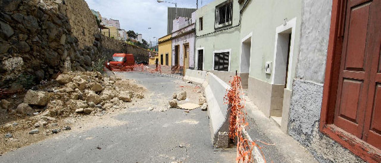 Imagen que presenta el muro derrumbado del Arbol Bonito, con la calle cortada, desde el pasado octubre.