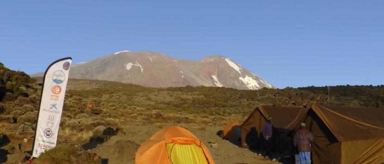 Rosa Fernández señala el cartel de la puerta de salida Mweka del Parque Nacional del Kilimanjaro.