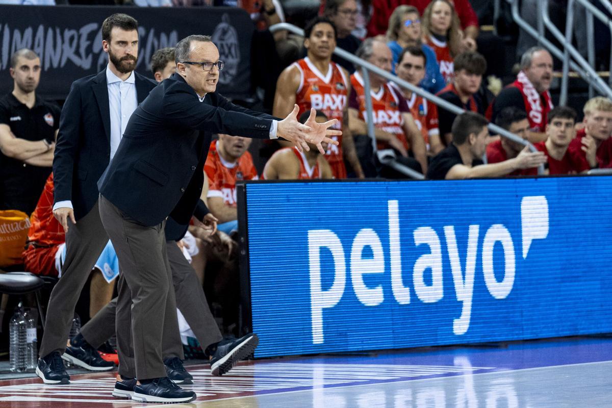 Diego Ocampo, dando instrucciones a sus jugadores durante el encuentro