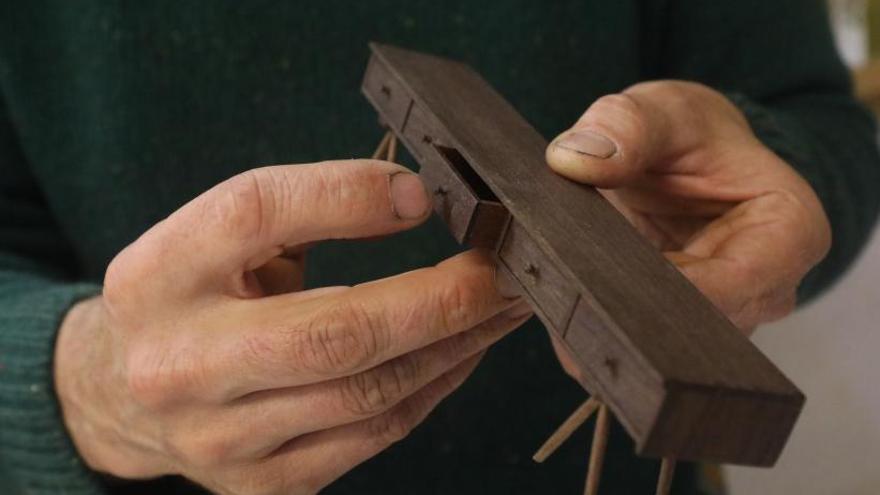 Frank Buschmann, en su taller de Corcubión.