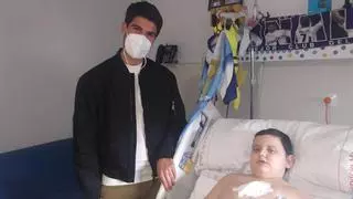 Carlos Alcaraz visita a Julián, el pequeño hospitalizado en la Arrixaca por un tumor