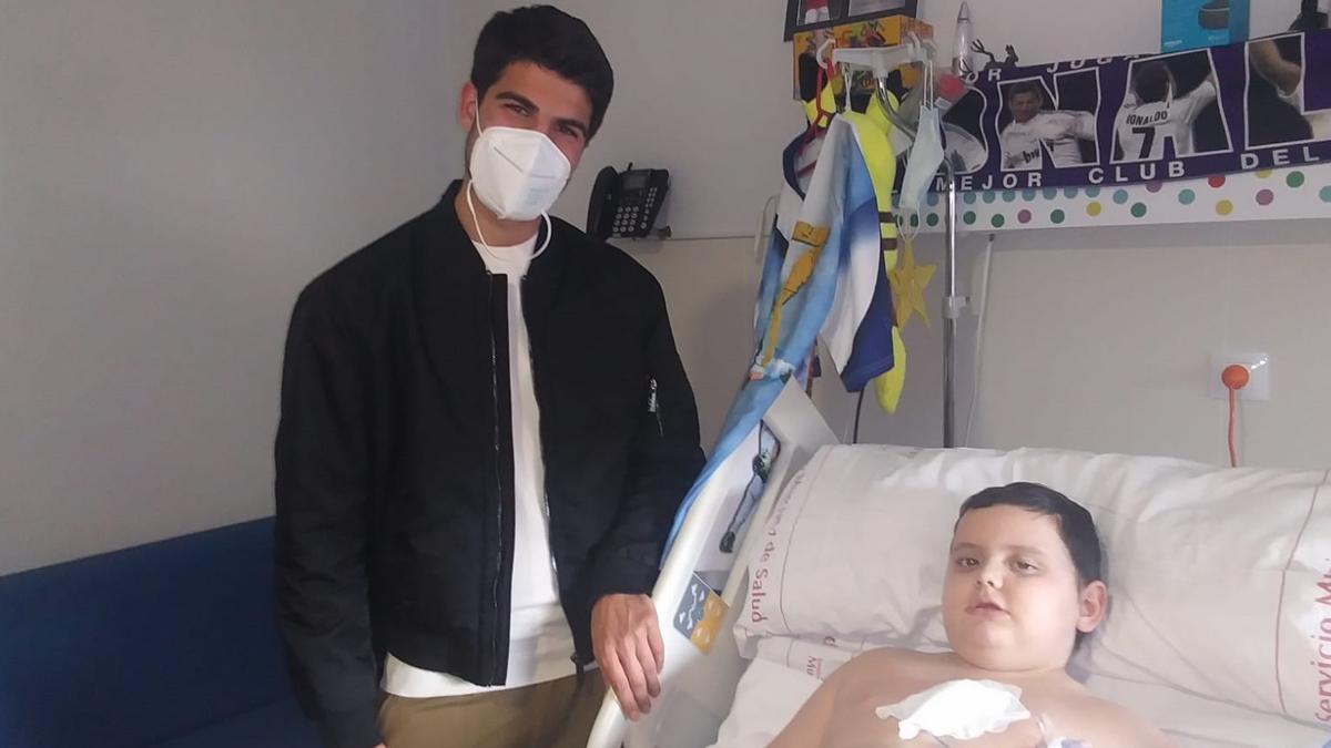 Carlos Alcaraz visita a Julián Cayetano en el hospital.