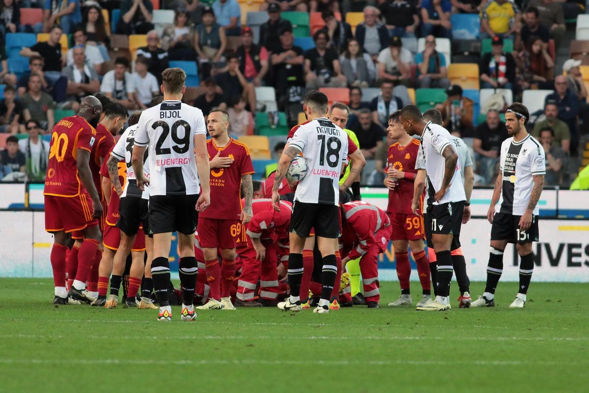 Ndicka se desploma en el Roma-Udinese y se suspende el partido.