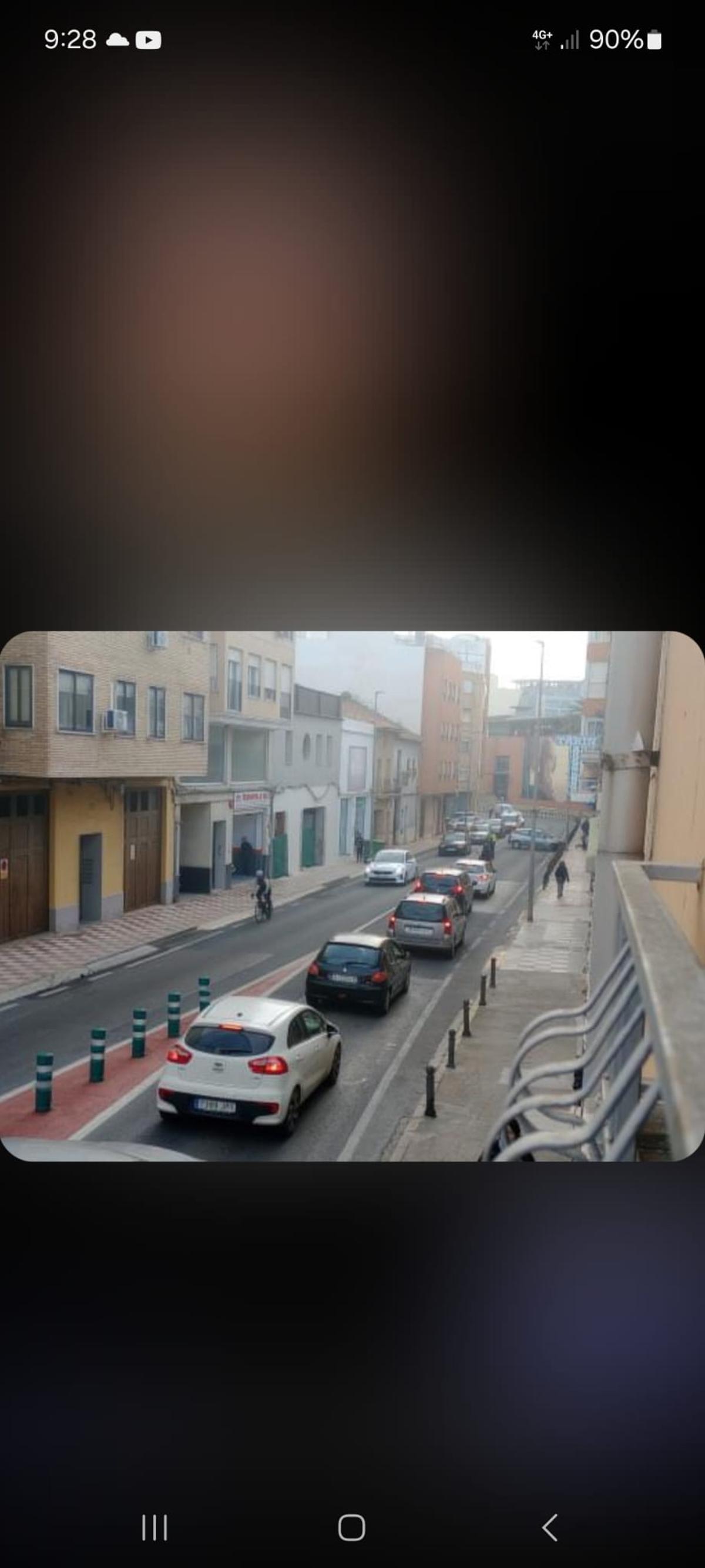 La cola de tráfico con el vehículo siniestrado en medio de la carretera