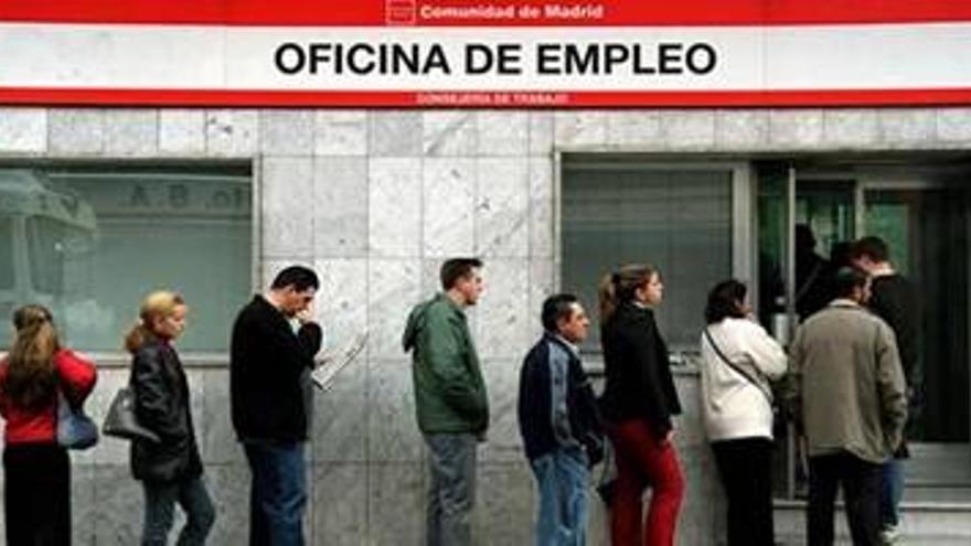 El paro supera en España la cifra récord de 5,27 millones de personas