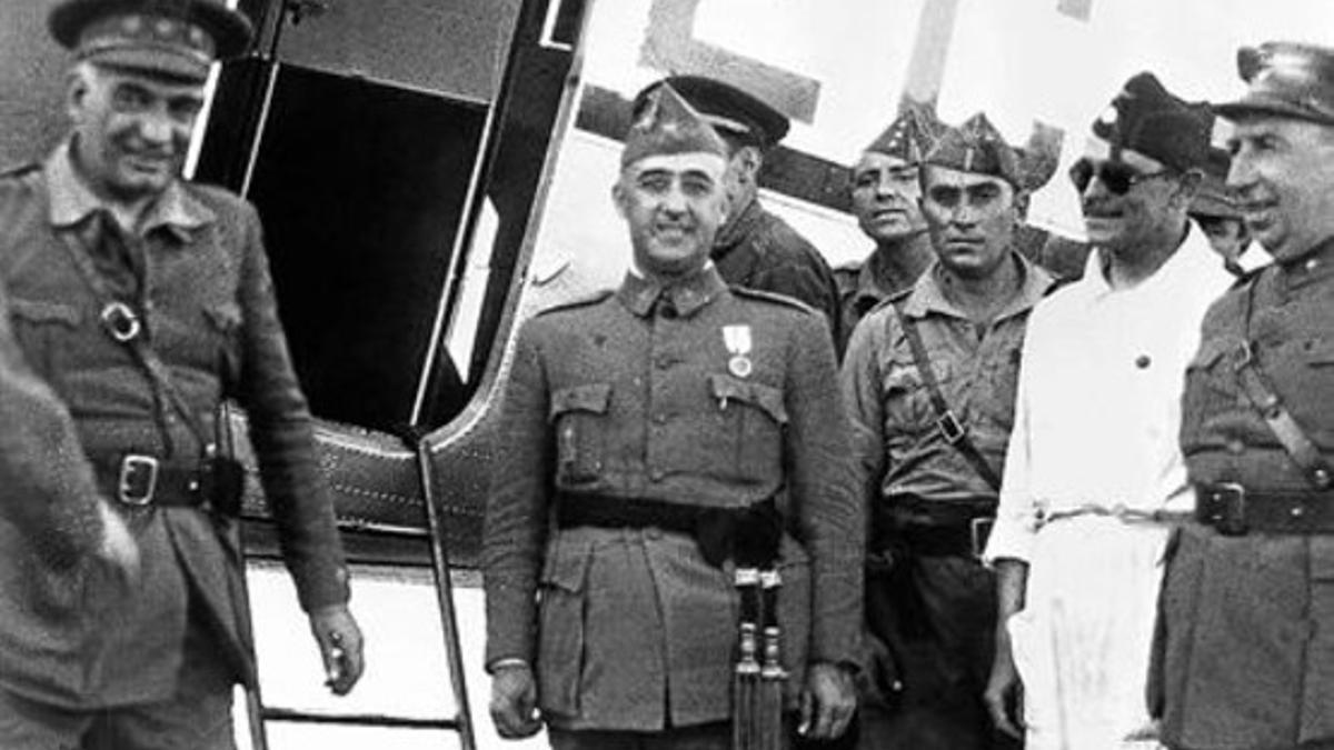 Franco llega a Sevilla el 23 de julio de 1936. Aún sin el bigote, que se afeitó para pasar desapercibido en el viaje de Canarias a Marruecos.