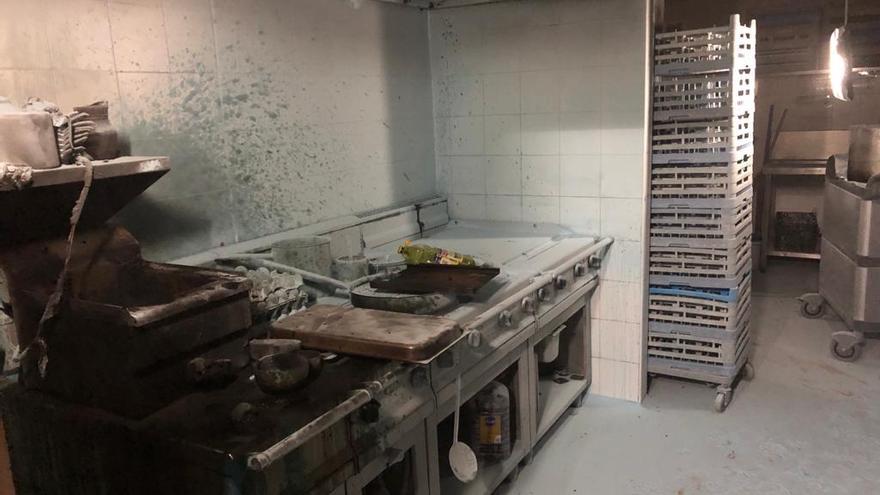 Estado en el que quedó la cocina del hotel del sur de Lanzarote tras el incendio.