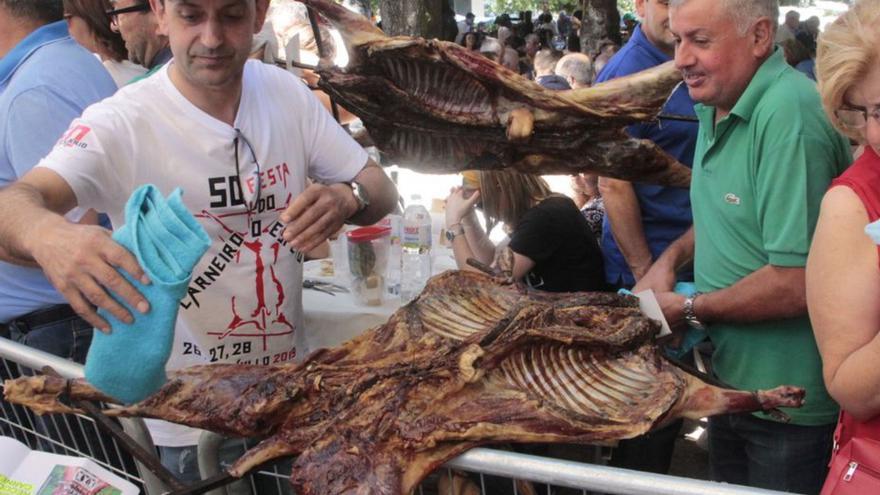 La fiesta del Carneiro ao Espeto de Moraña repartirá 125 lotes en la carballeira de Santa Lucía