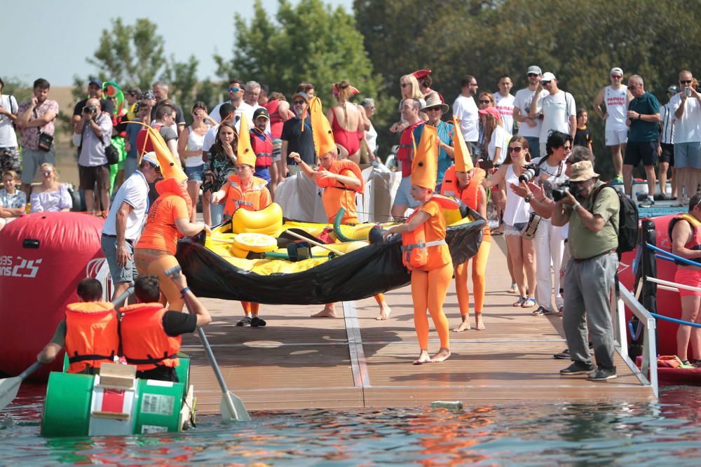 Regata de barcos locos en La Marina de València