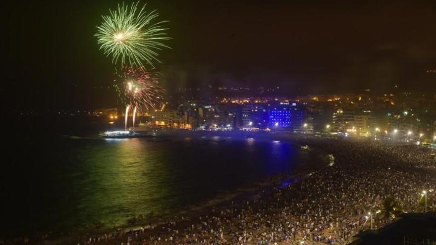 Fuegos artificiales en Las Canteras por la noche de San Juan