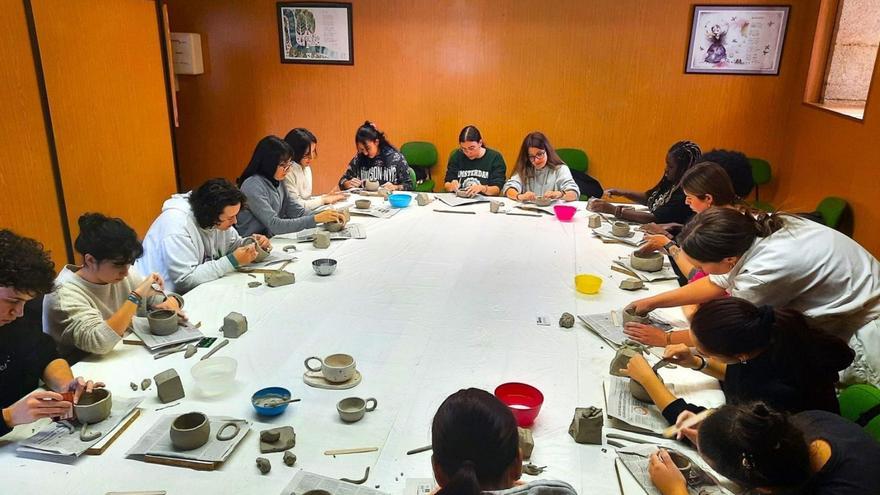 Alumnado de la clase de elaboración de una taza de desayuno con cerámica en Oleiros.   | // L.O.