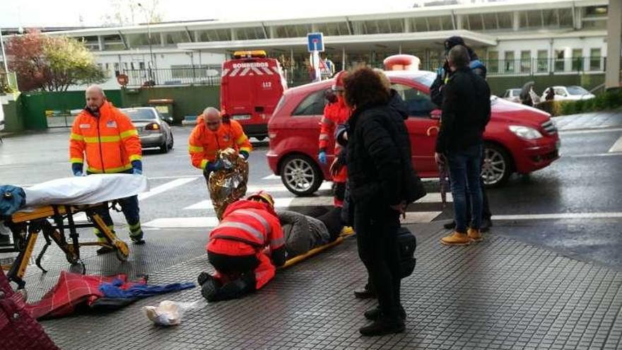 Efectivos de emergencias, ayer, en el punto.