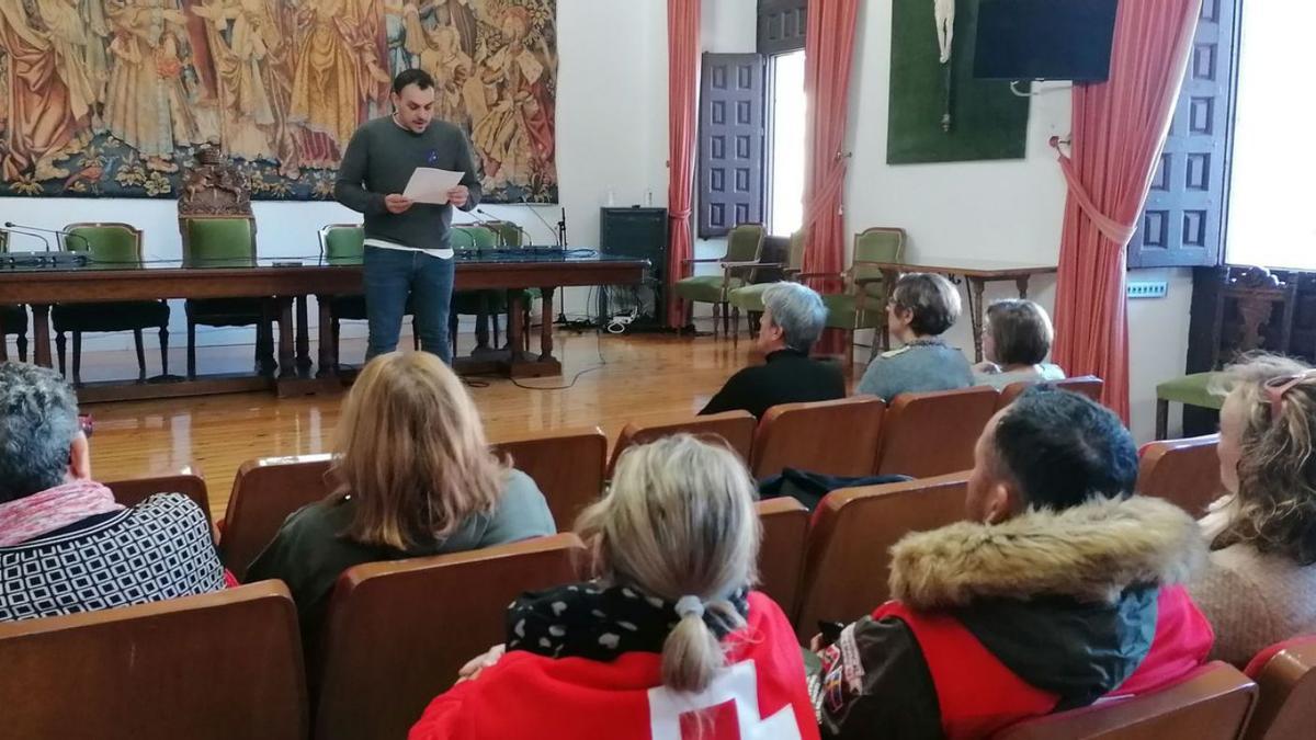 Arriba, el alcalde lee el manifiesto de la FEMP para conmemorar el 25 de noviembre. A  la izquierda, cartel de la campaña “Tolerancia cero” a la que se ha adherido Toro. | M. J. C.