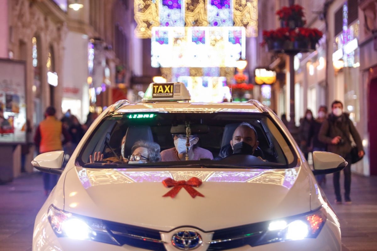 Los taxistas de Córdoba pasean a los mayores por el centro de Córdoba para que disfruten de la iluminación de Navidad