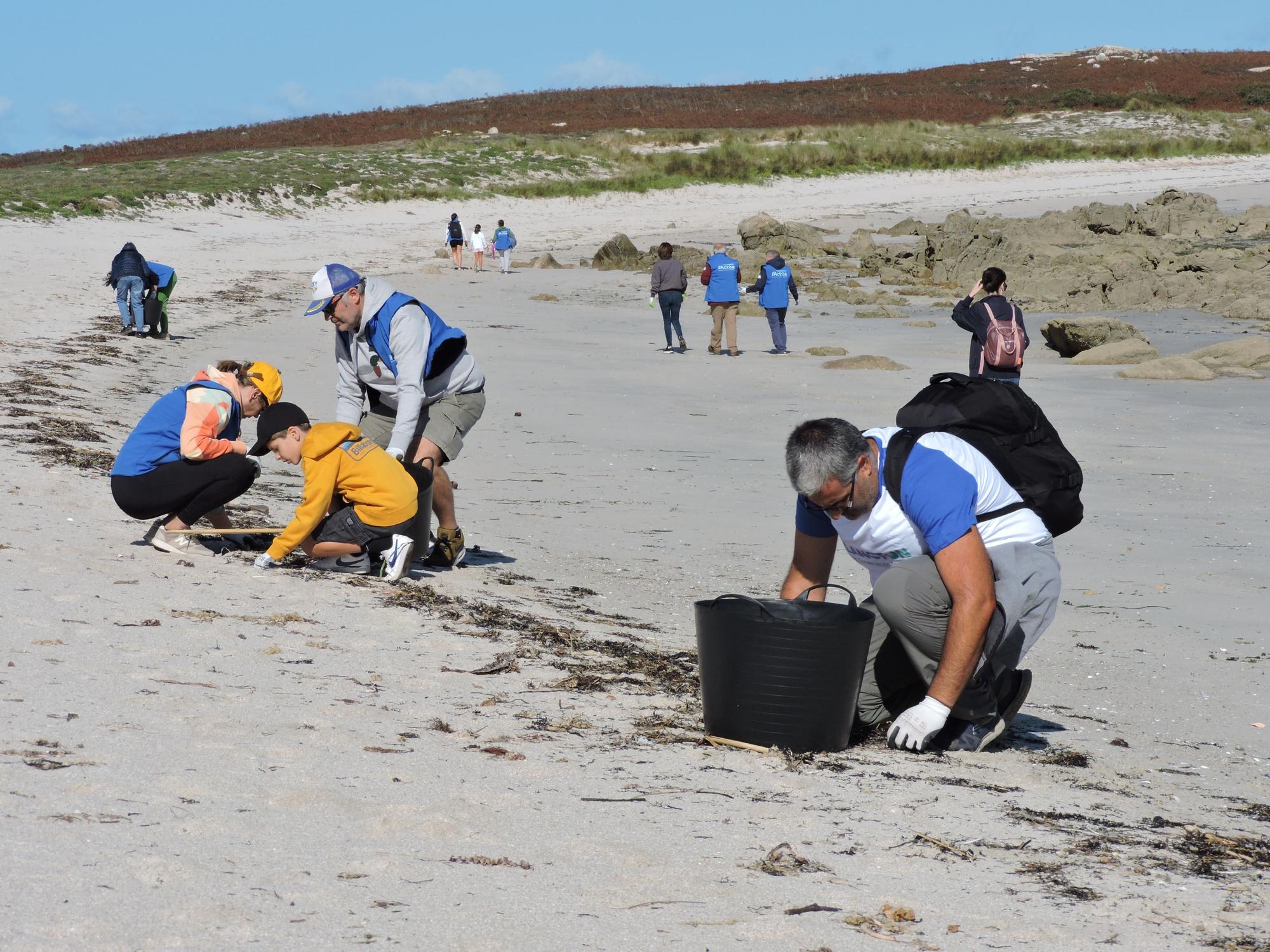 Así luchan los voluntarios de Abanca contra la basura marina y las plantas invasoras en la isla de Sálvora.