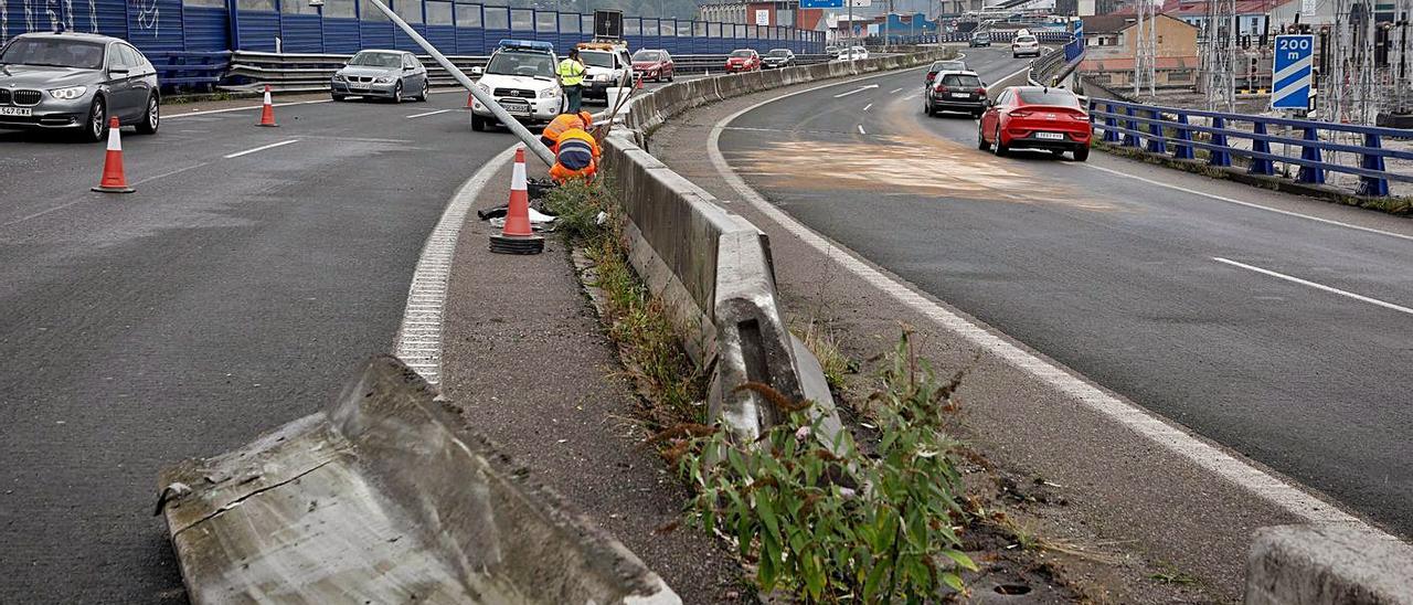 El Corredor del Nalón, entre Sama y Lada, tras un accidente que se produjo en septiembre de 2018. | Juan Plaza