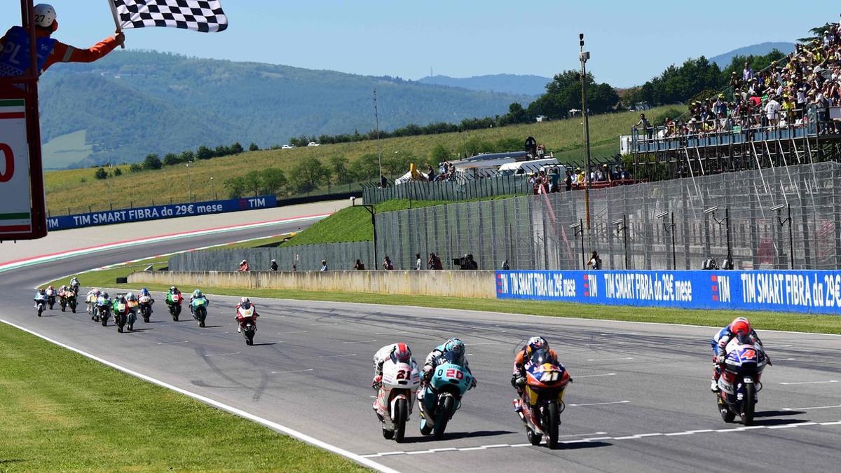 Binder cruza la meta de Mugello por delante de Di Giannantonio (derecha) y Bagnaia (izquierda).