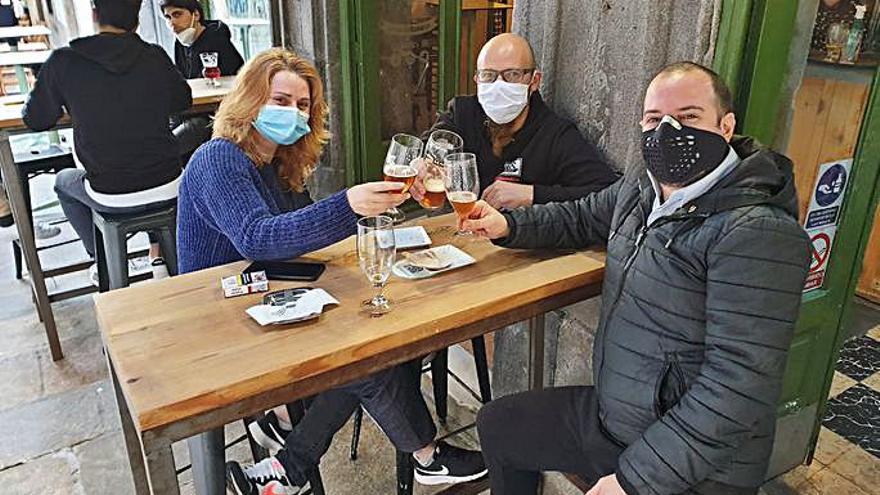 Clientes de una terraza en rúa Palma.