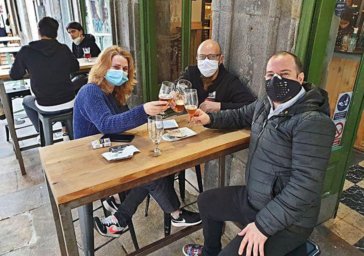 Clientes de una terraza en rúa Palma.
