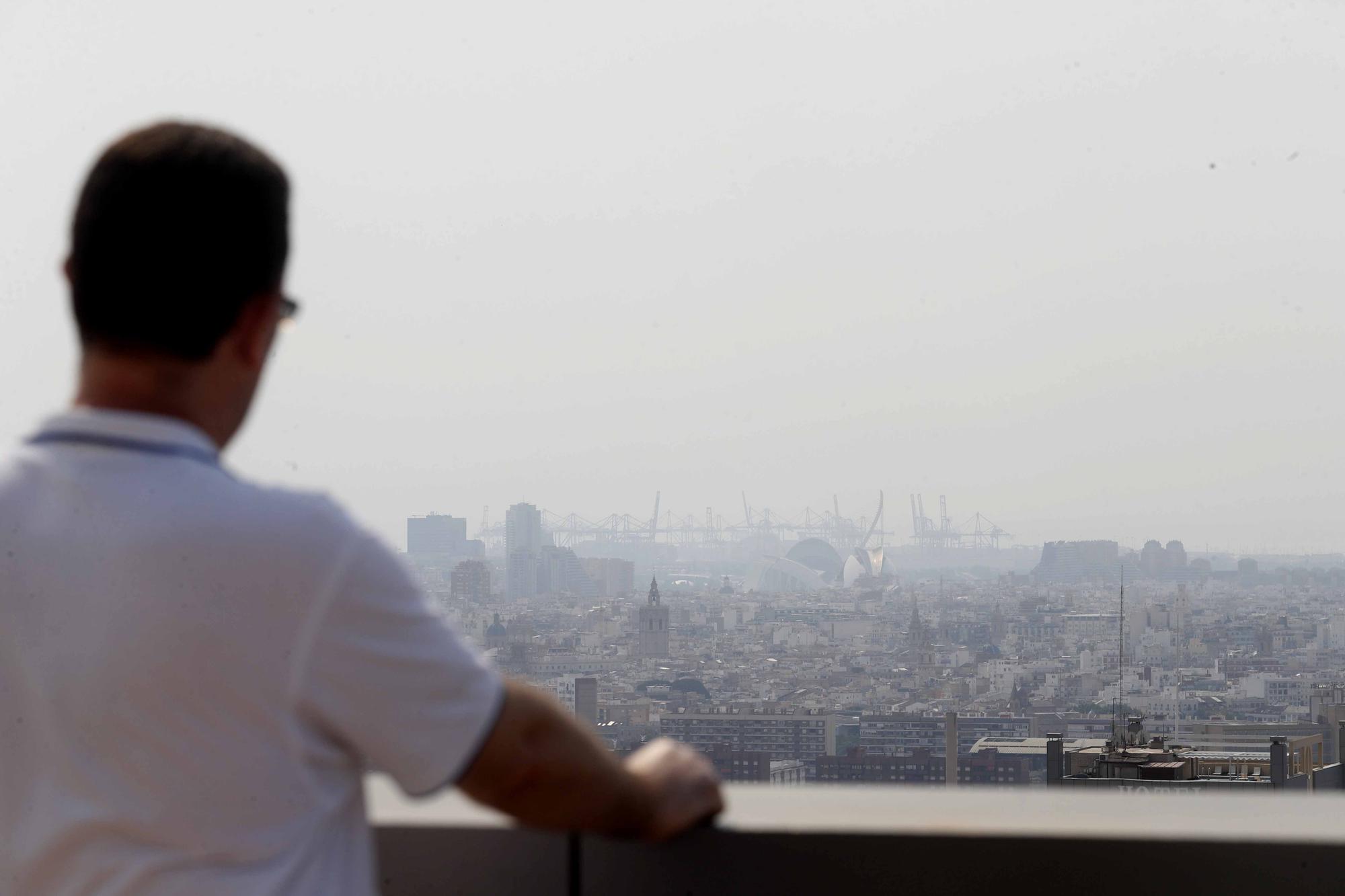 El humo de los incendios de Bejís y Vall d'Ebo ya se ve desde València ciudad