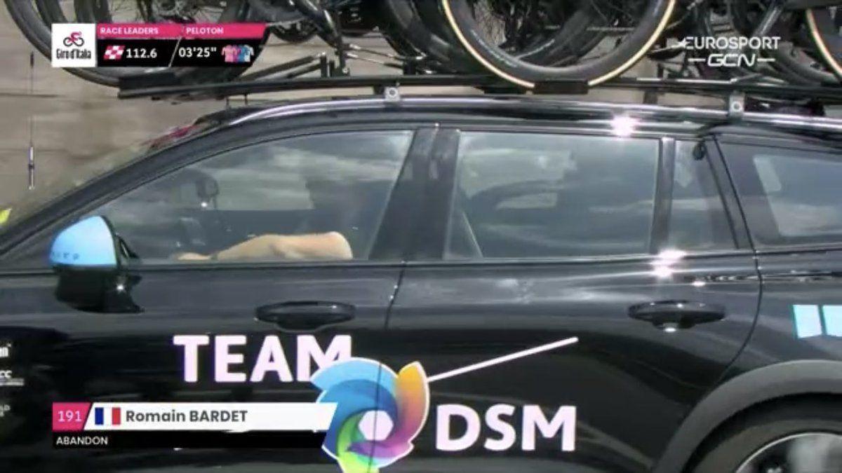 Romain Bardet, en el coche del DSM tras abandonar el Giro.