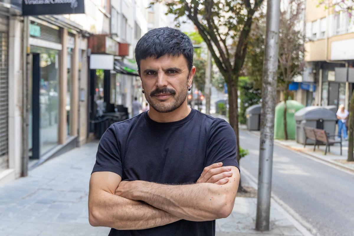 El cantante Rodrigo Cuevas posa en una calle de Santiago de Compostela.