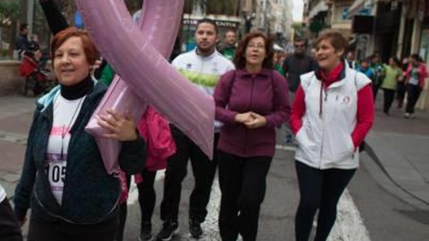 La carrera solidaria a beneficio de la Asociación Contra el Cáncer movilizó ayer a miles de ilicitanos de todas las edades.