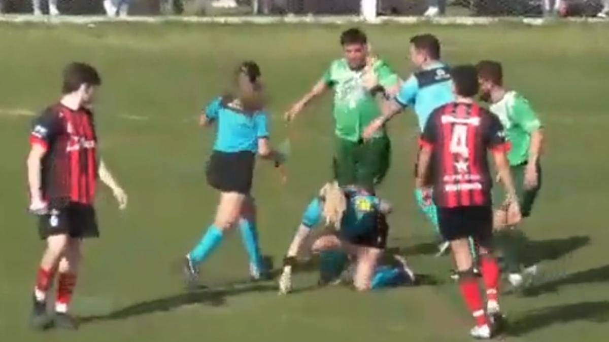 Brutal agresión de un futbolista a una árbitra