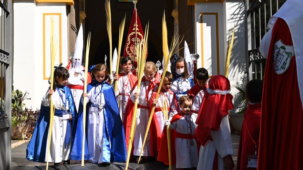 Los niños con las palmas al inicio del desfile procesional del Domingo de Ramos.