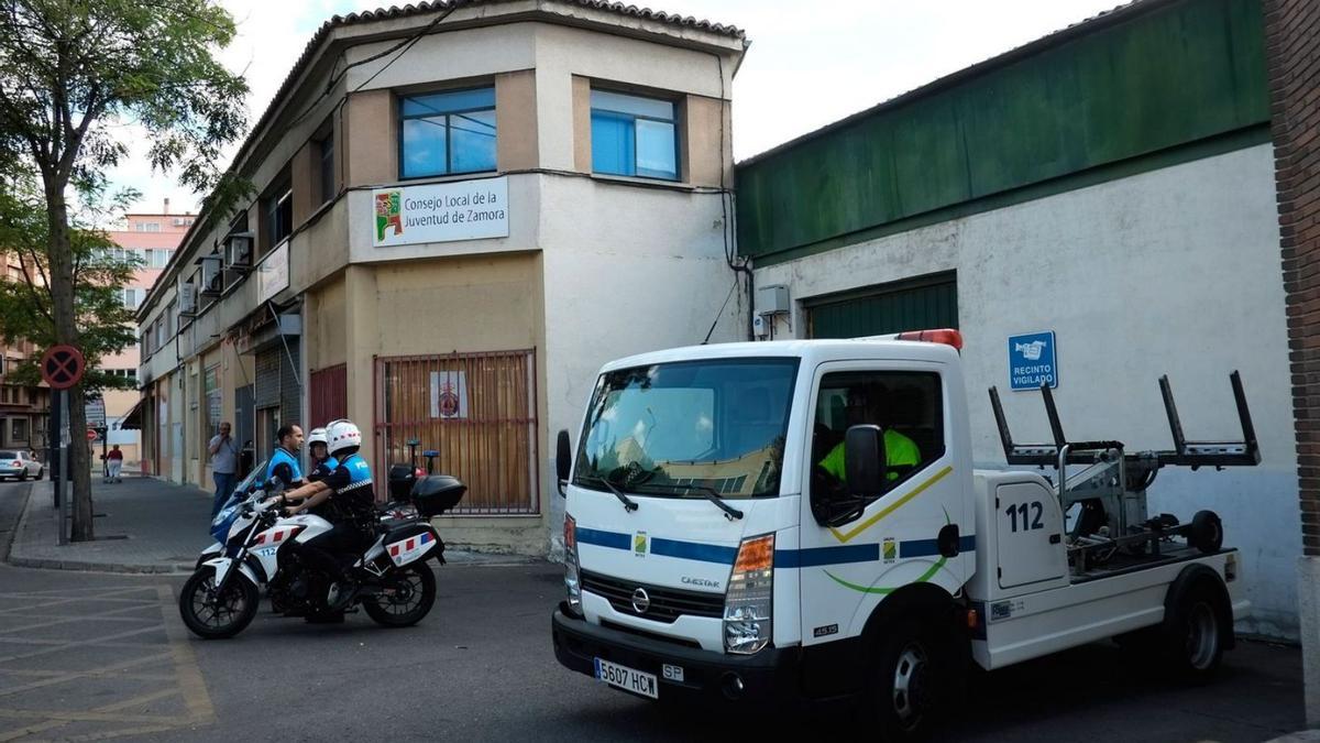 Una grúa municipal y moto de la policía en Zamora. | Emilio Fraile