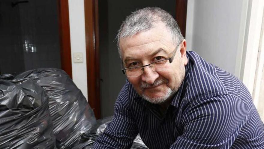 José Alfredo Fernández introduce varios tapones de plástico en una bolsa.